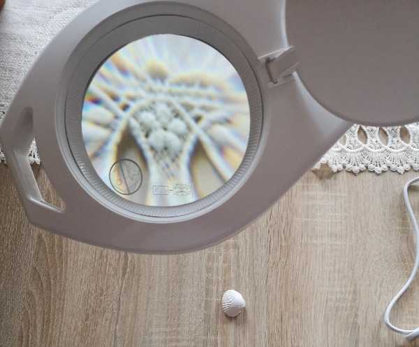 Lampe mit Lupe